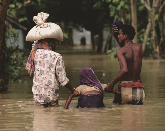 Bangladesh, 2004, water, two_men_help_woman, South Asia